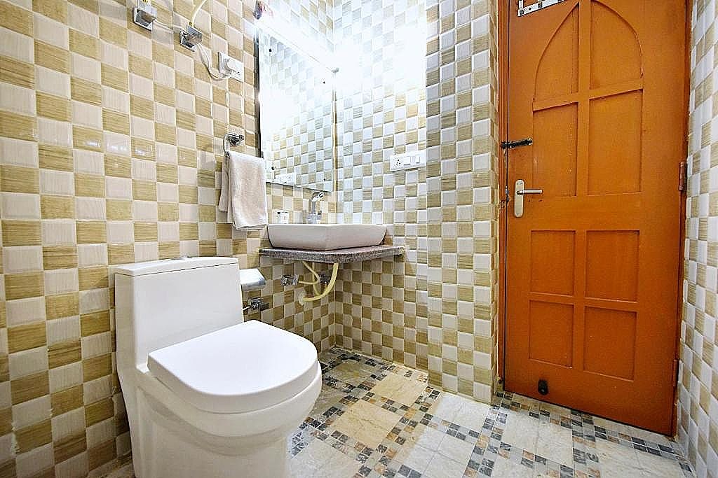 Hotel Crystal Deluxe Queen Bed 9