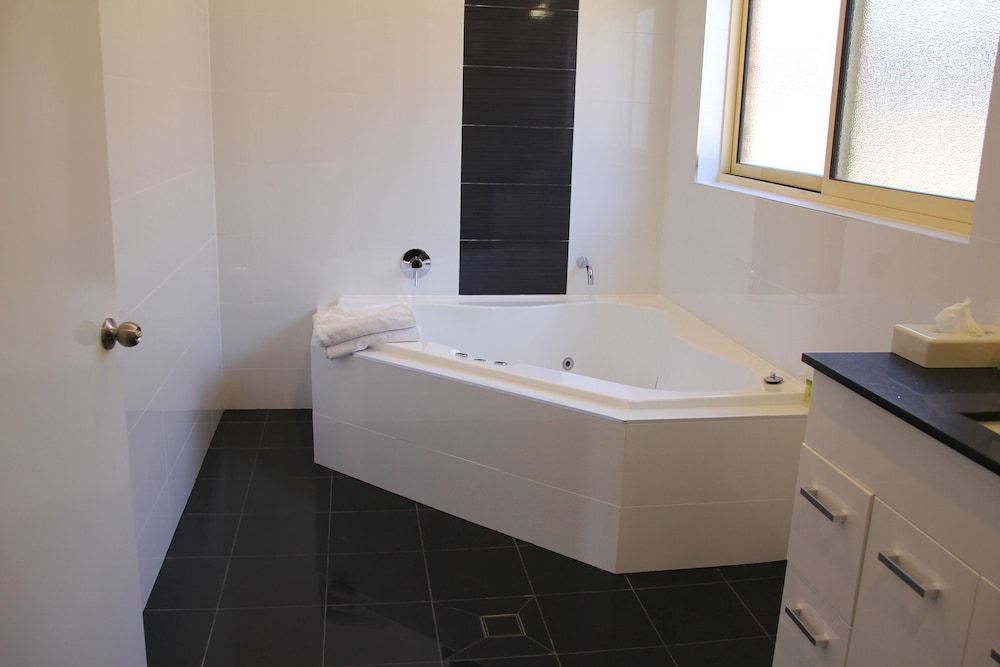 Mercure Goulburn Privilege, Room, 1 King Bed, Jetted Tub 3