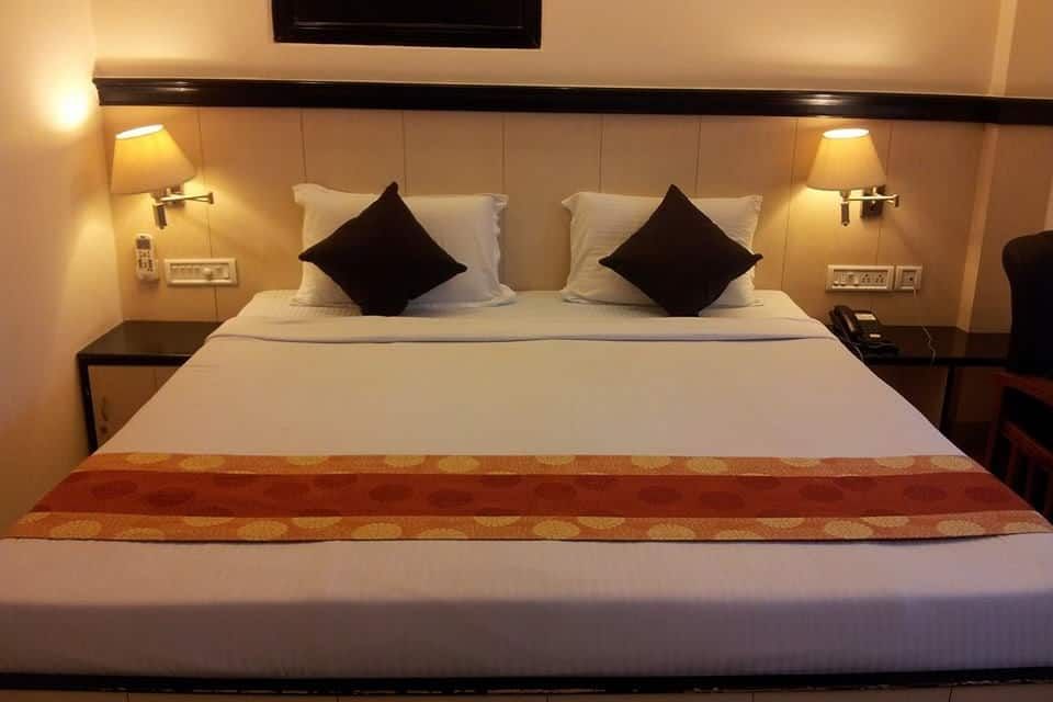 Shrie Shaanth Deluxe AC