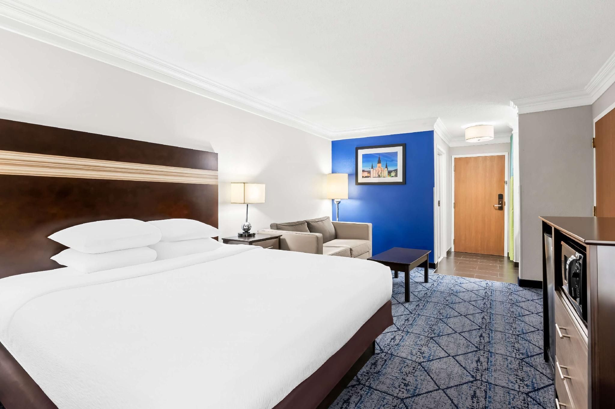 1 King Bed, Nonsmoking, Executive, Sofa Pullout