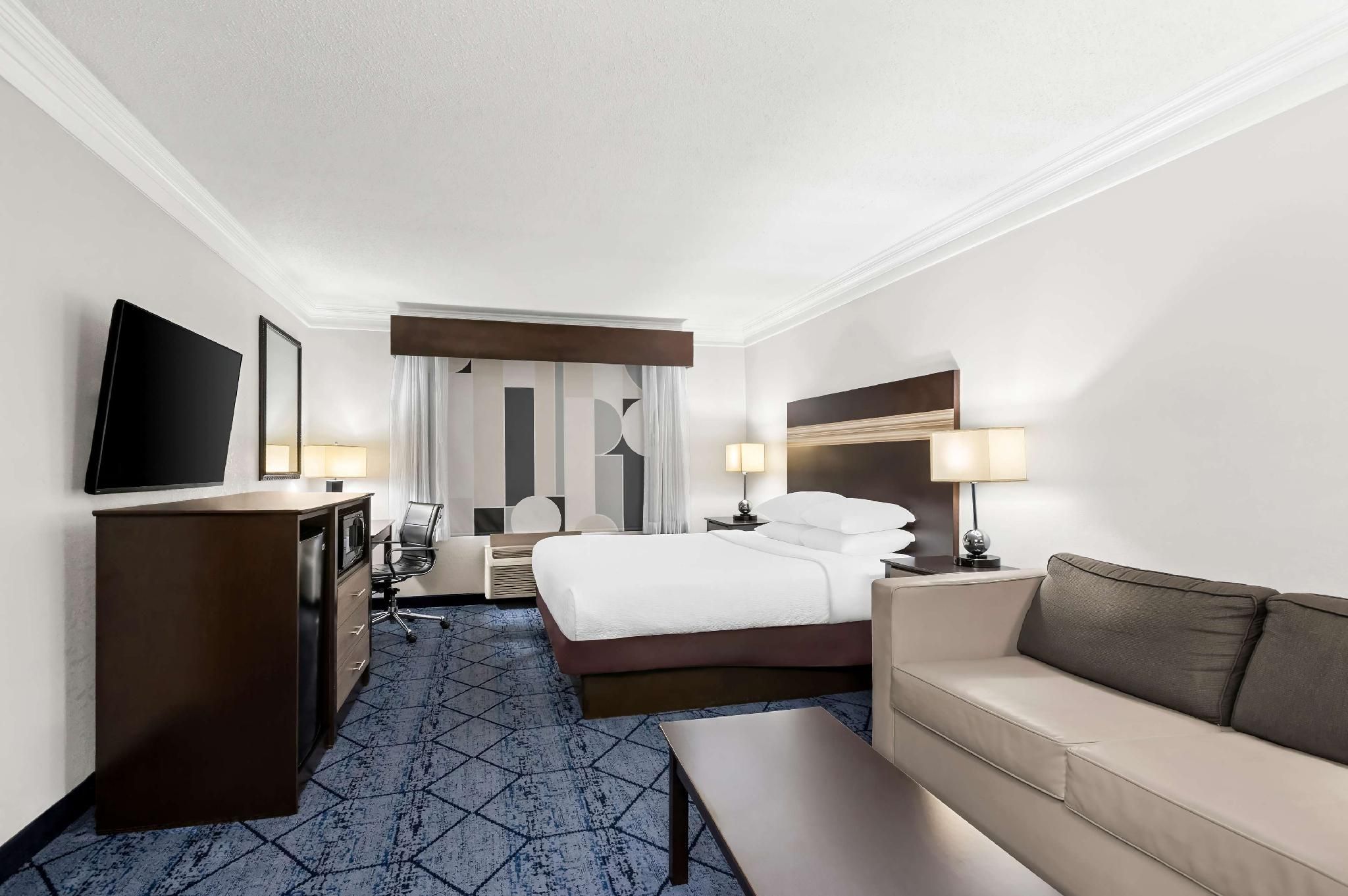 1 King Bed, Nonsmoking, Executive, Sofa Pullout