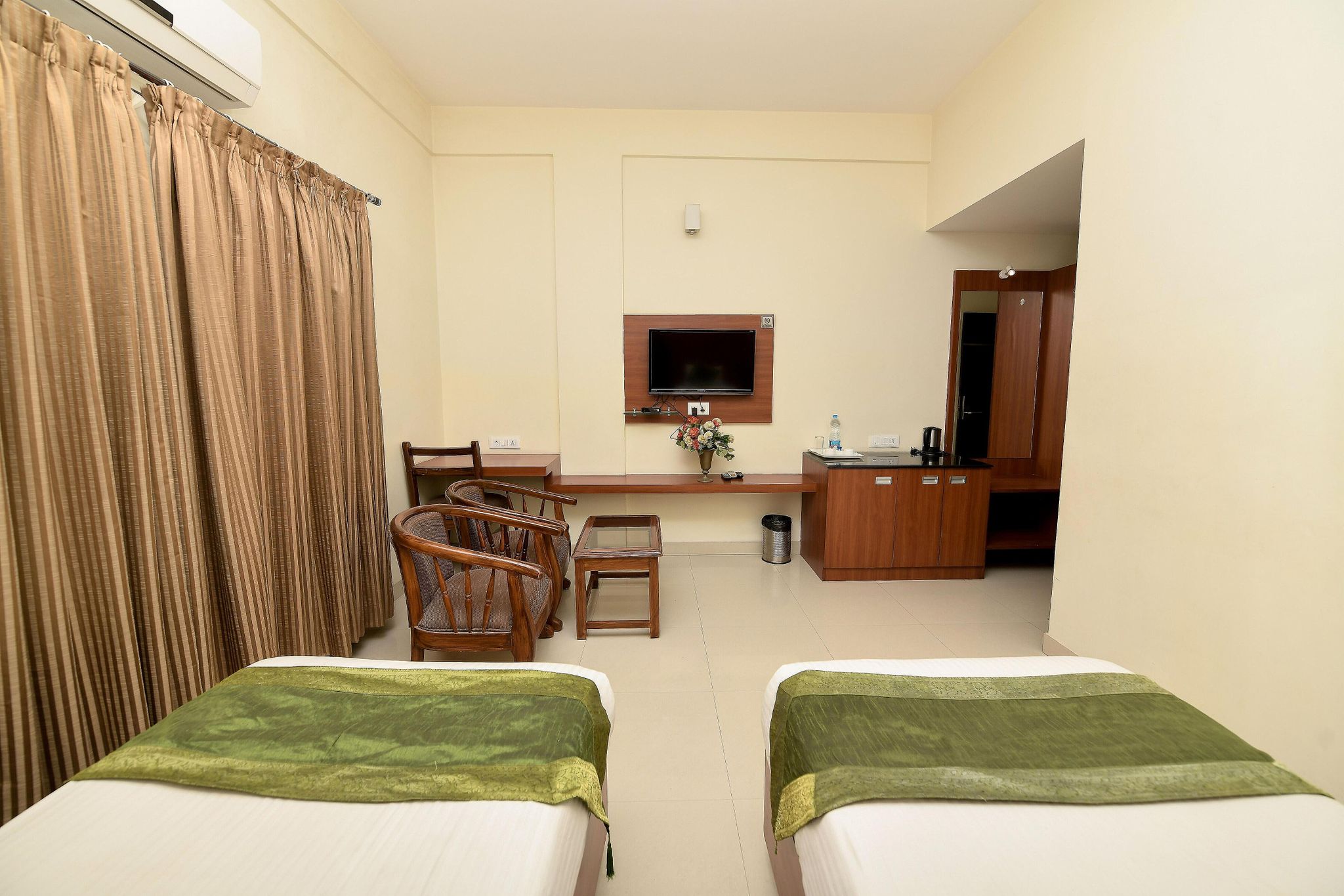 Hotel Golden Castle Superior  Twin bed AC 8