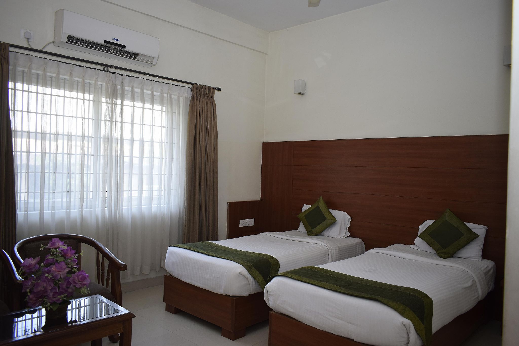 Hotel Golden Castle Superior  Twin bed AC 4