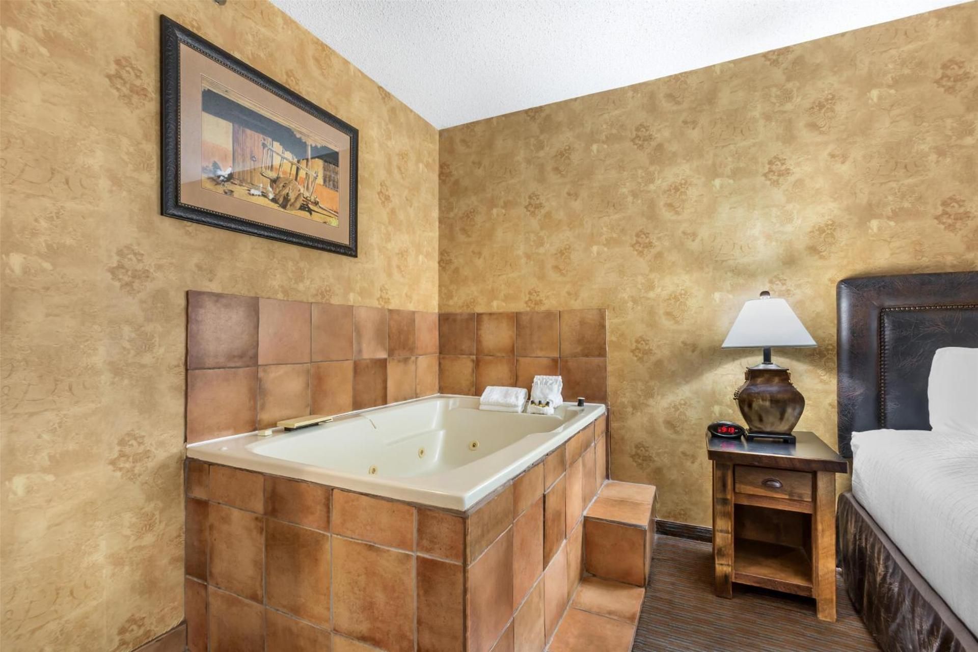 1 King Bed, Nonsmoking, Mini-suite, Jacuzzi