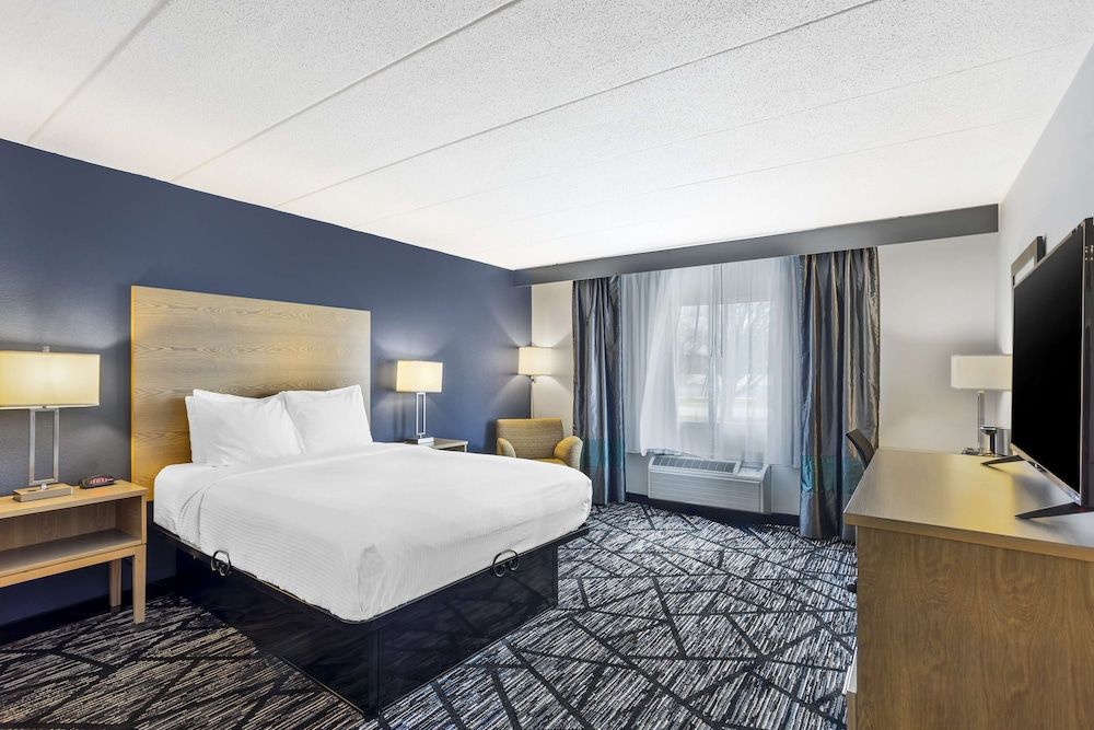 Standard Room, 1 Queen Bed, Accessible, Bathtub