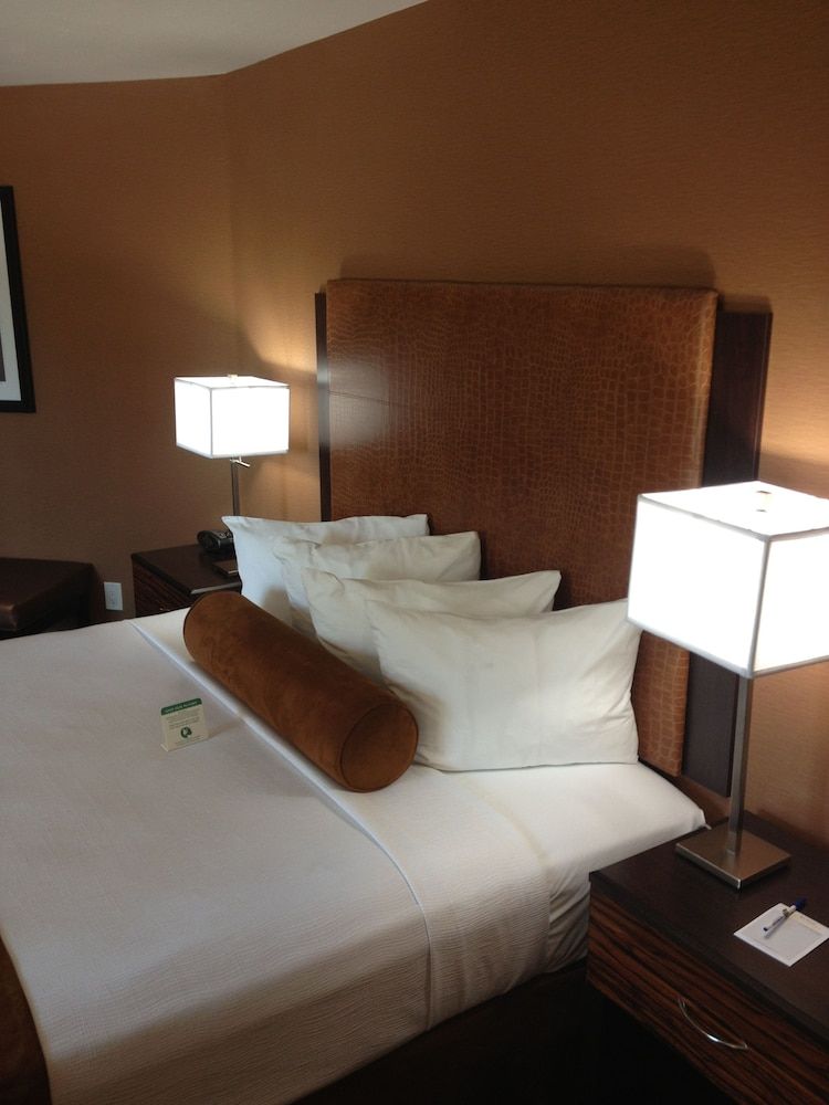 Best Western Plus Suites Hotel Coronado Island Suite, 1 King Bed, Non Smoking, Refrigerator & Microwave (with Sofabed)