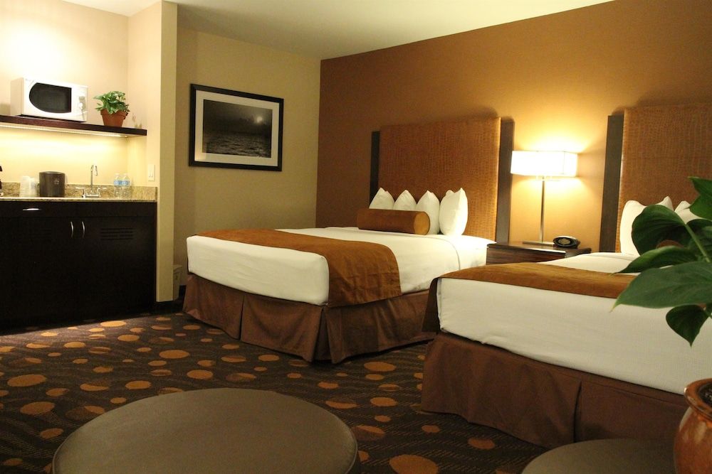 Best Western Plus Suites Hotel Coronado Island Standard Room, 2 Queen Beds, Non Smoking, Refrigerator & Microwave 3