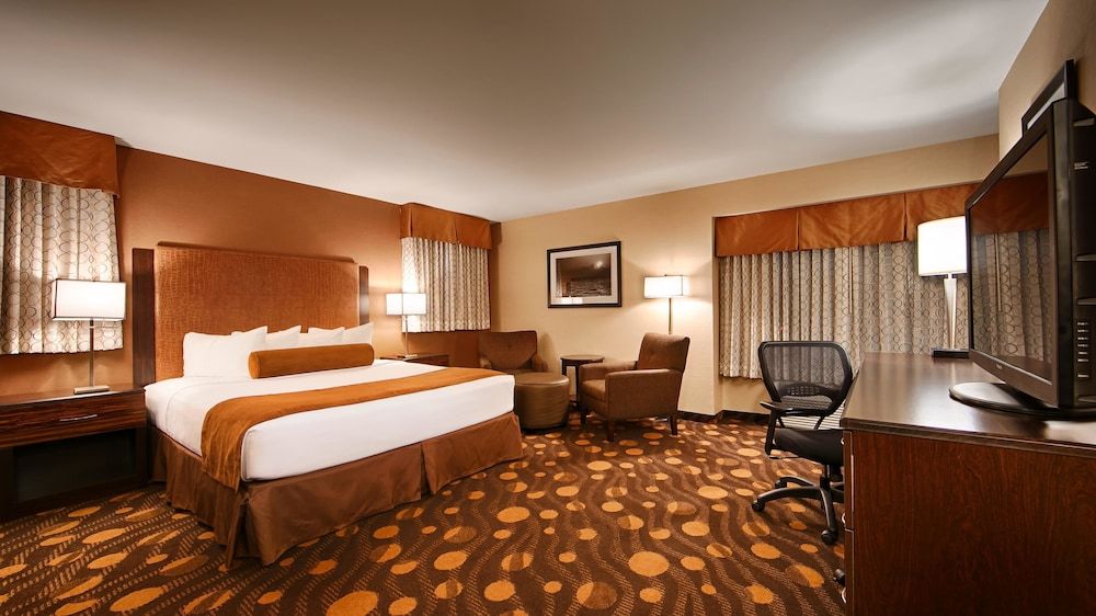 Best Western Plus Suites Hotel Coronado Island Suite, 1 King Bed, Non Smoking, Refrigerator & Microwave (with Sofabed) 3