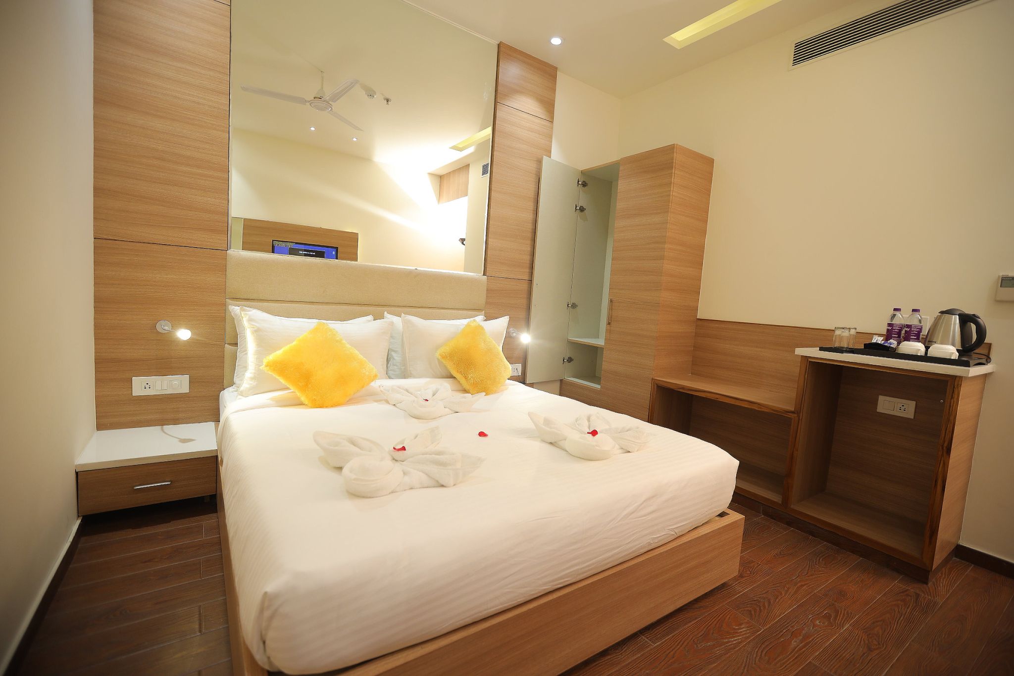 TreeHouse London Street Deluxe Room 4