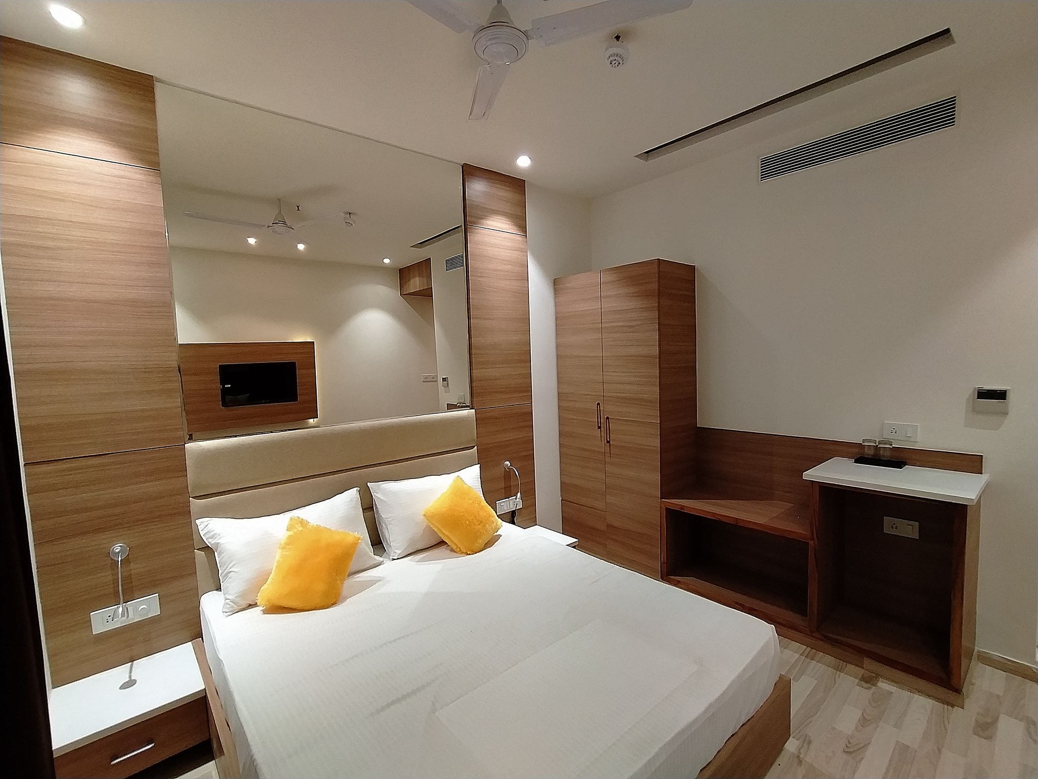 TreeHouse London Street Deluxe Room 3