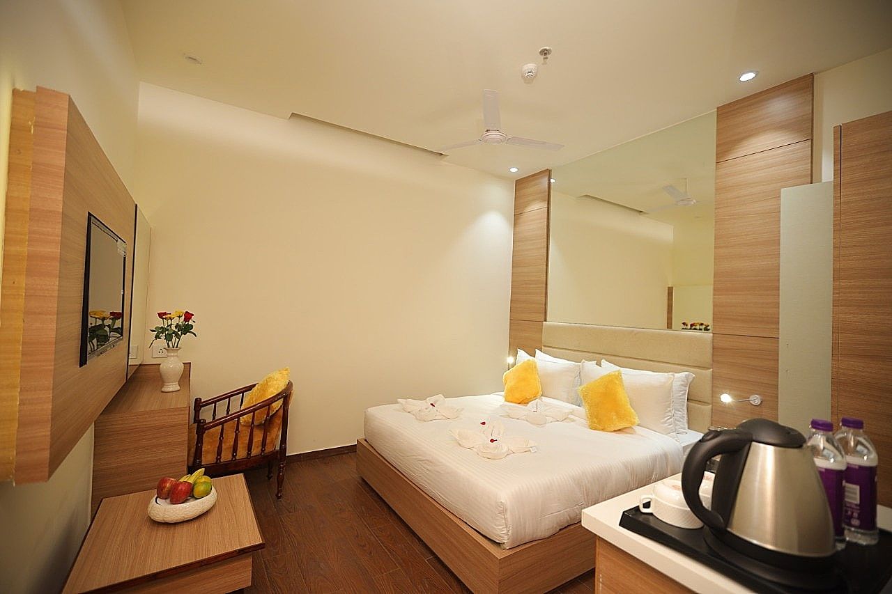 TreeHouse London Street Deluxe Room 8