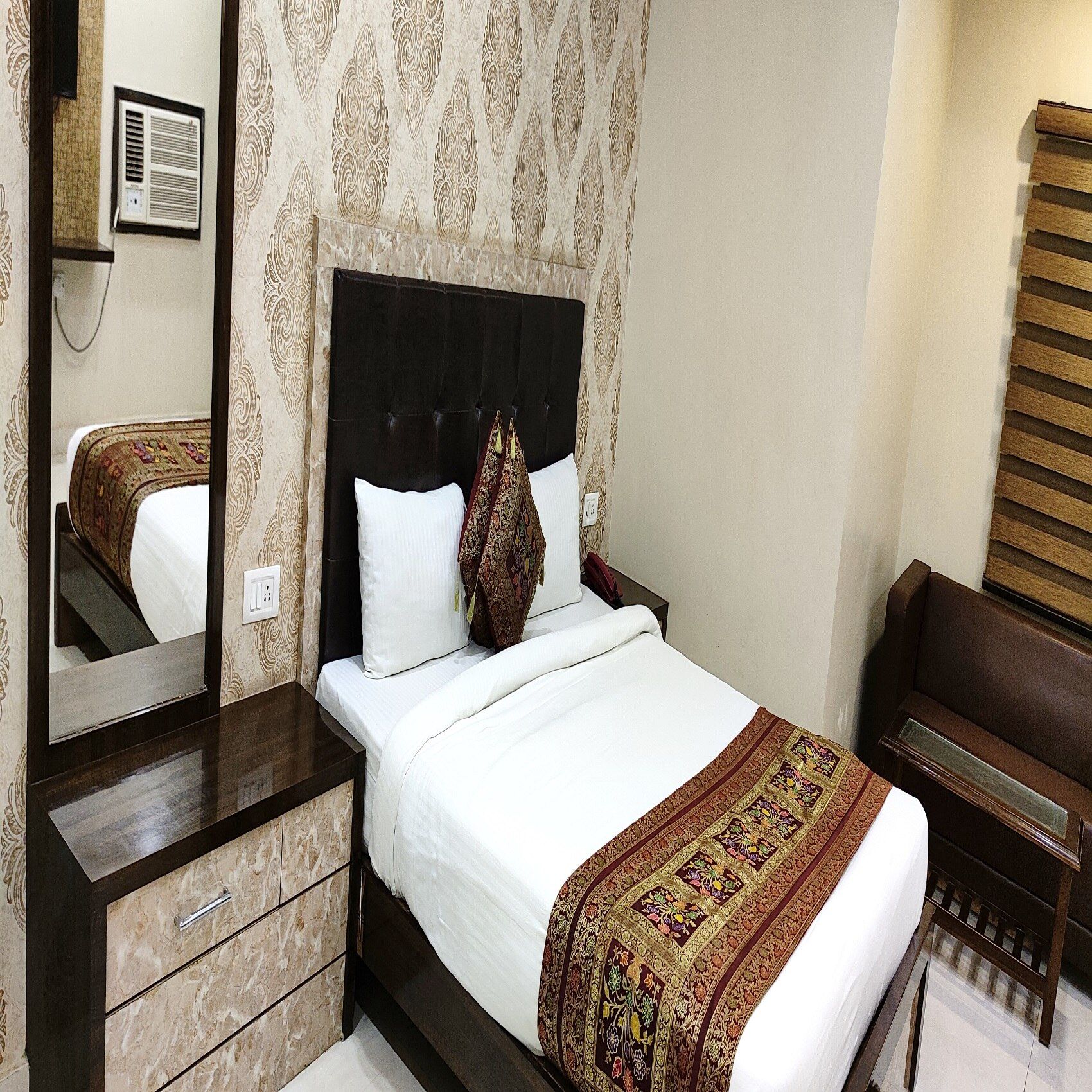 Hotel Aadesh Palace Deluxe Room 4