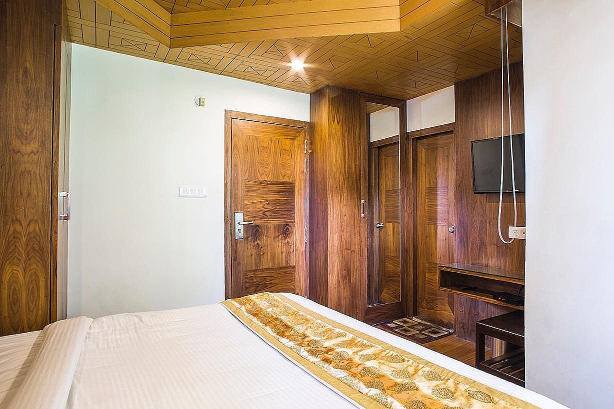 Corner Deluxe(with Balcony and Hill View)- with only one way pick up from lift to the hotel