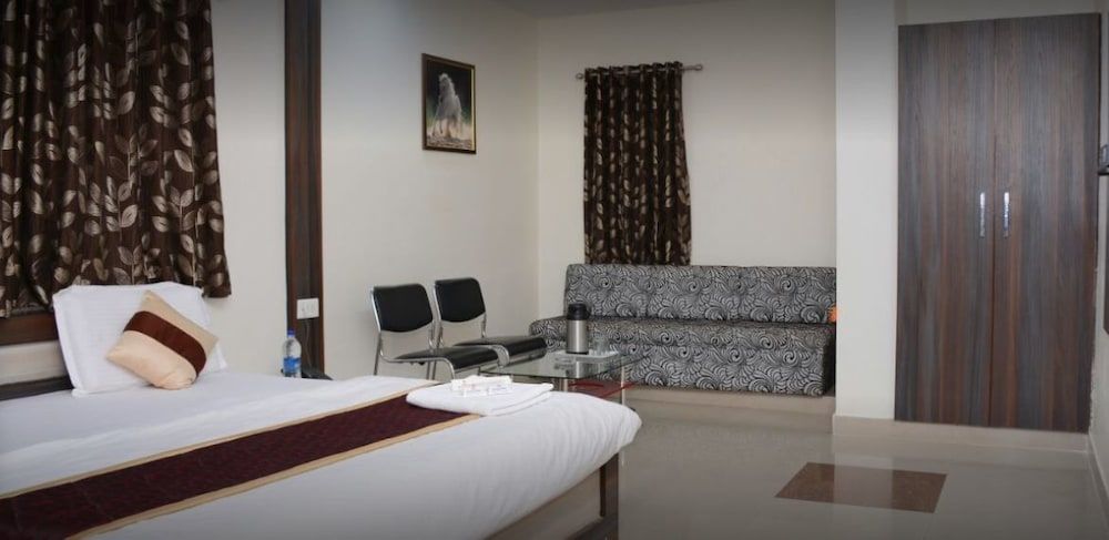 Hotel Sai Palace Deluxe Double Room 4