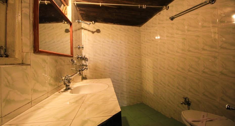 junior suite bathroom