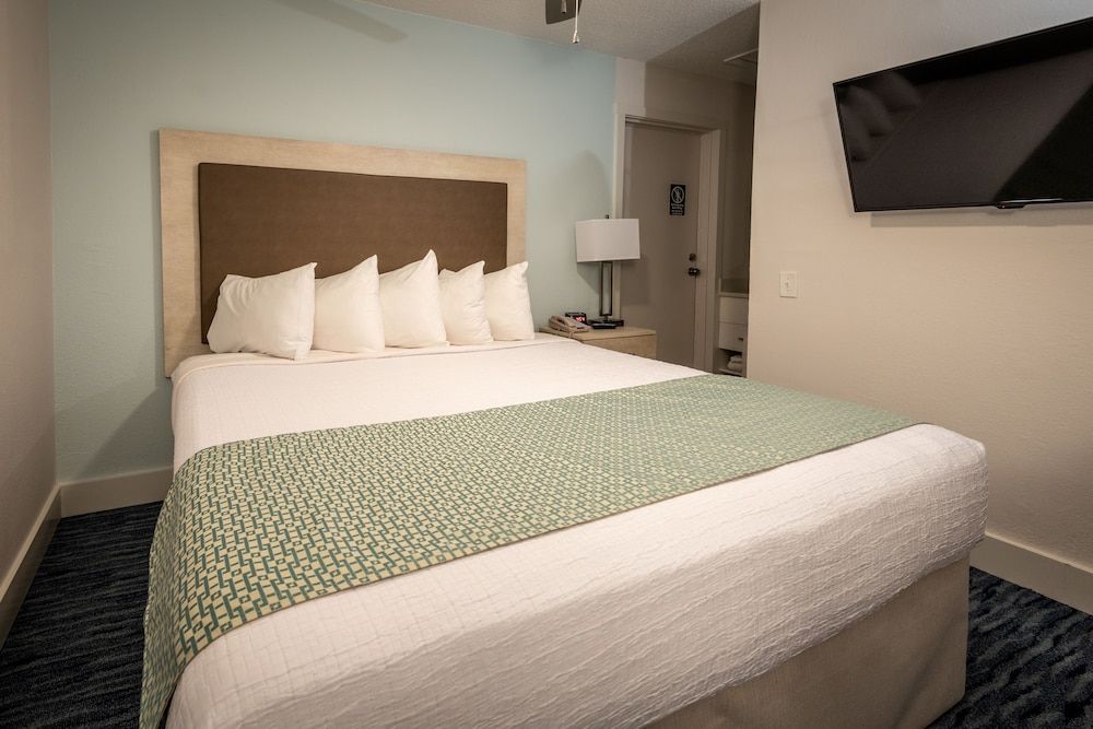 Palmera Inn and Suites Loft (Caifornia King - Not Pet Friendly)