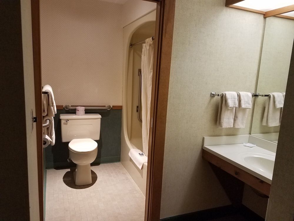 Commodores Inn Deluxe Room, 1 King Bed. Pet Availability Limited. Please inform of pets at time of booking. 7