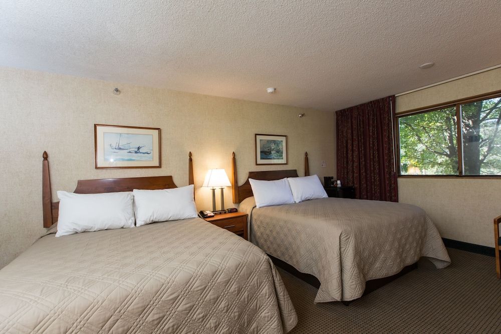 Commodores Inn Deluxe Room, 2 Queen Beds. Pet Availability Limited. Please inform of pets at time of booking. 3