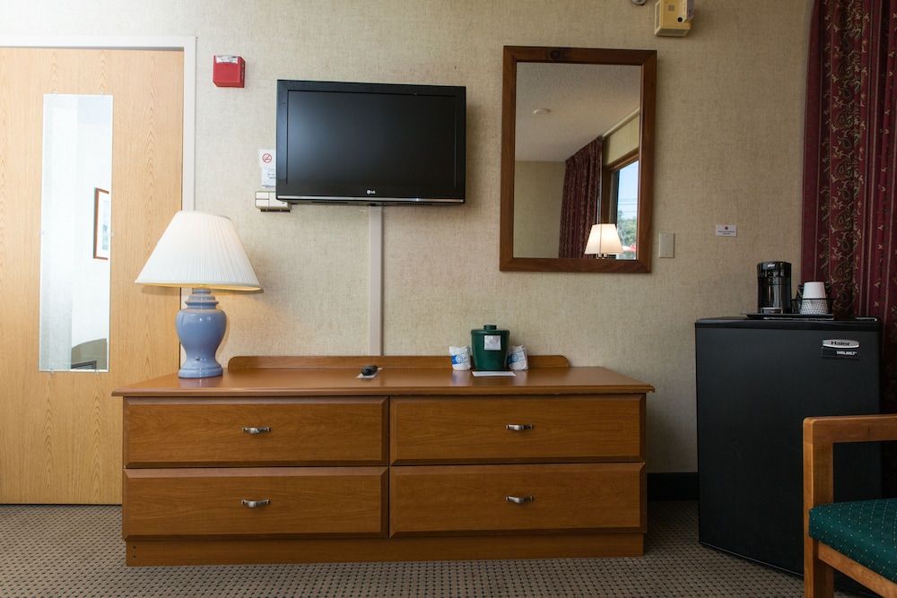 Commodores Inn Deluxe Room, 1 King Bed. Pet Availability Limited. Please inform of pets at time of booking. 9