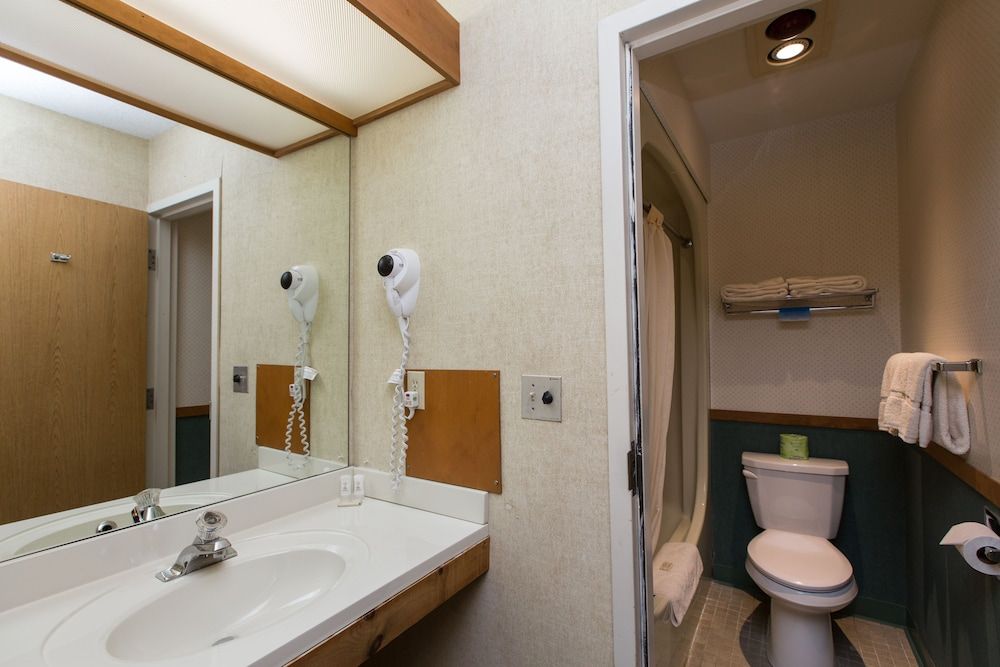 Commodores Inn Deluxe Room, 2 Queen Beds. Pet Availability Limited. Please inform of pets at time of booking. 7