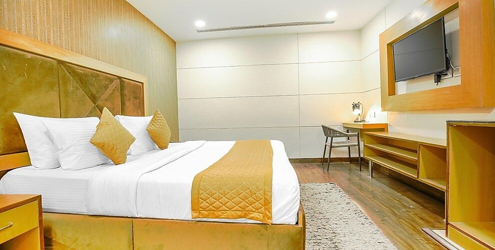 Deluxe Room (No View)