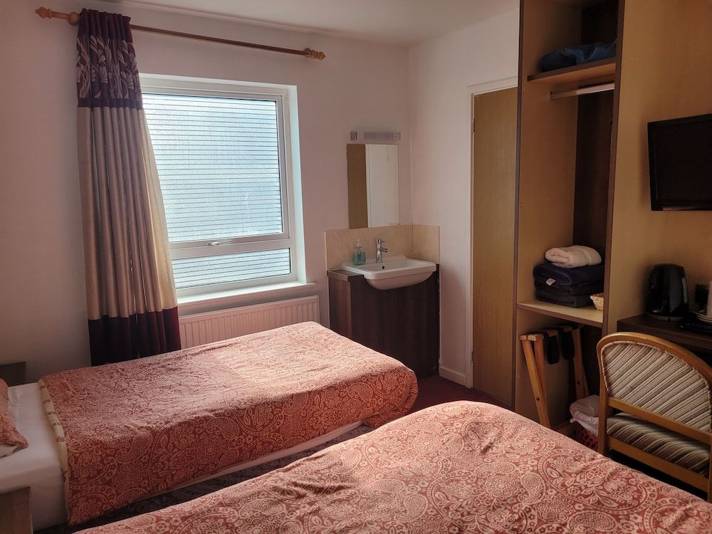 The Gatwick White House Hotel Standard Triple Room 5