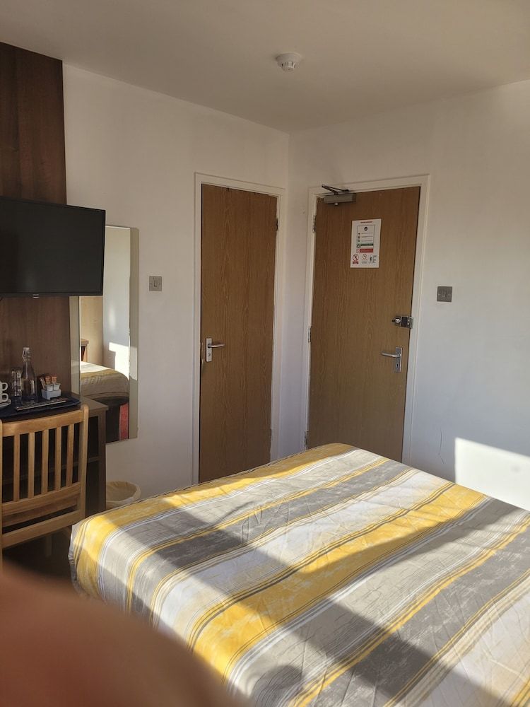 The Gatwick White House Hotel Superior Double Room 7