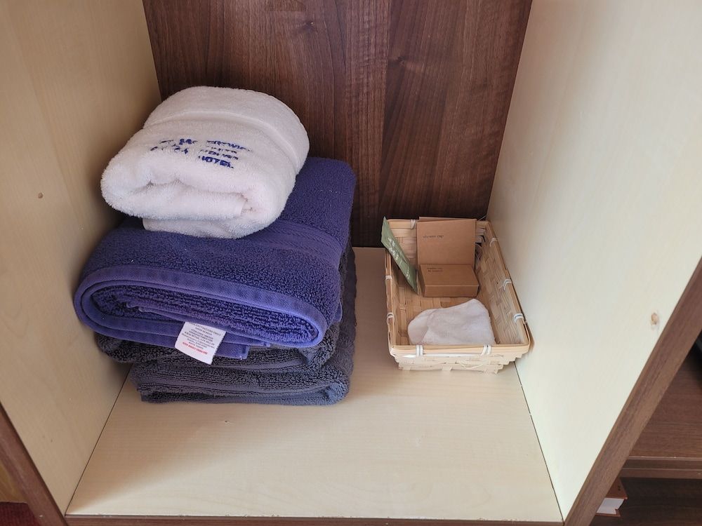 The Gatwick White House Hotel Standard Triple Room 8