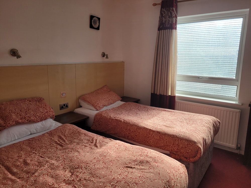 The Gatwick White House Hotel Standard Triple Room 3