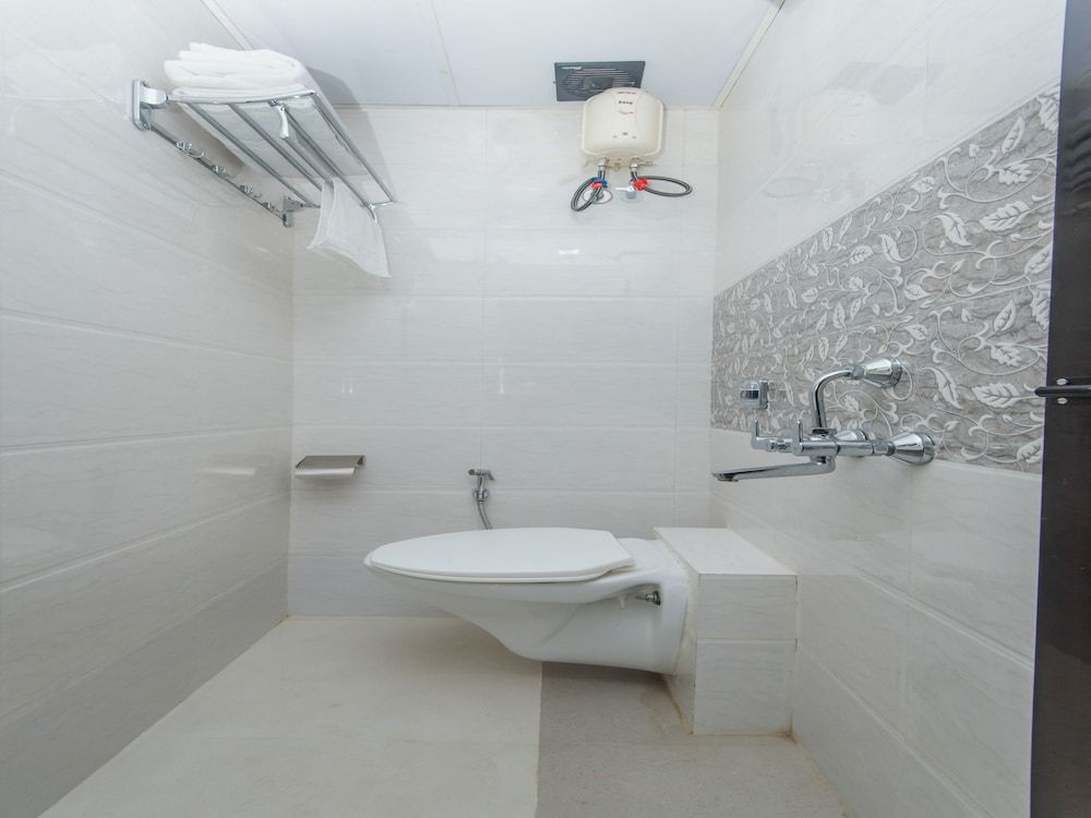 OYO 11511 Hotel Embassy Grand Double or Twin Room 15