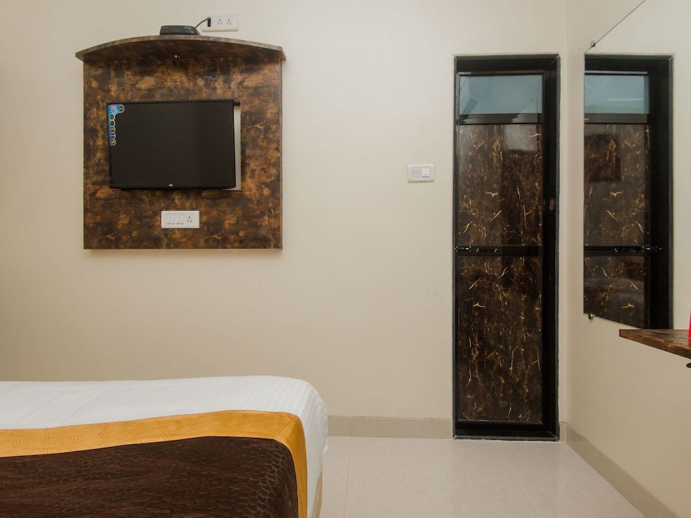 OYO 11511 Hotel Embassy Grand Double or Twin Room 13