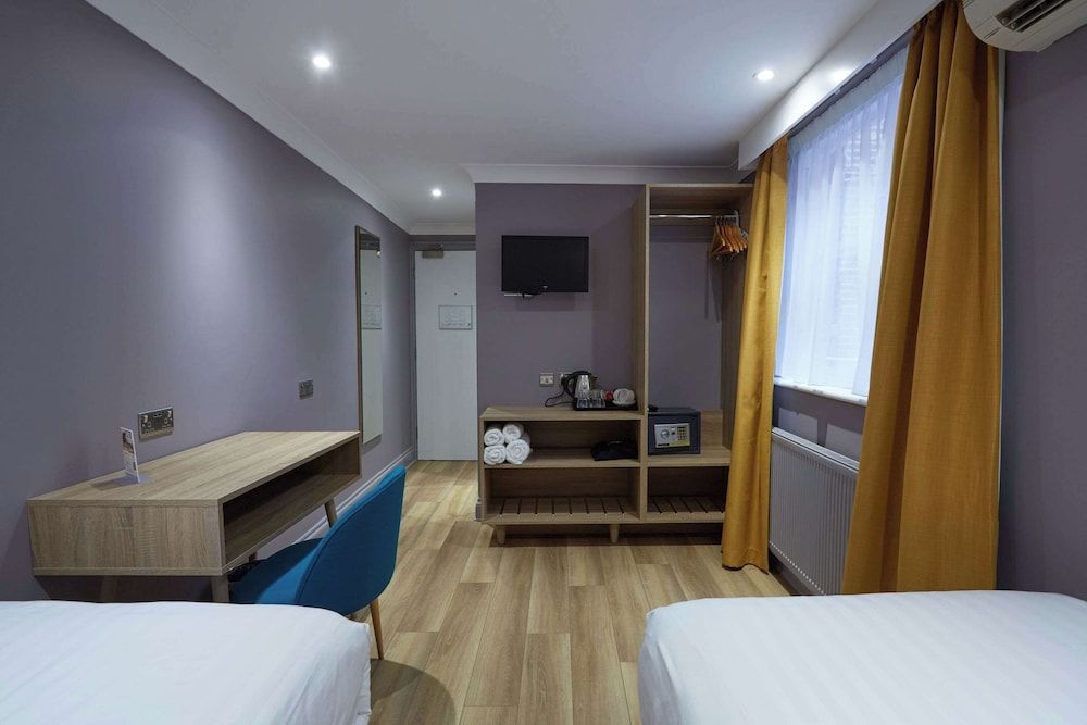 Comfort Inn Victoria Standard Twin Room 3