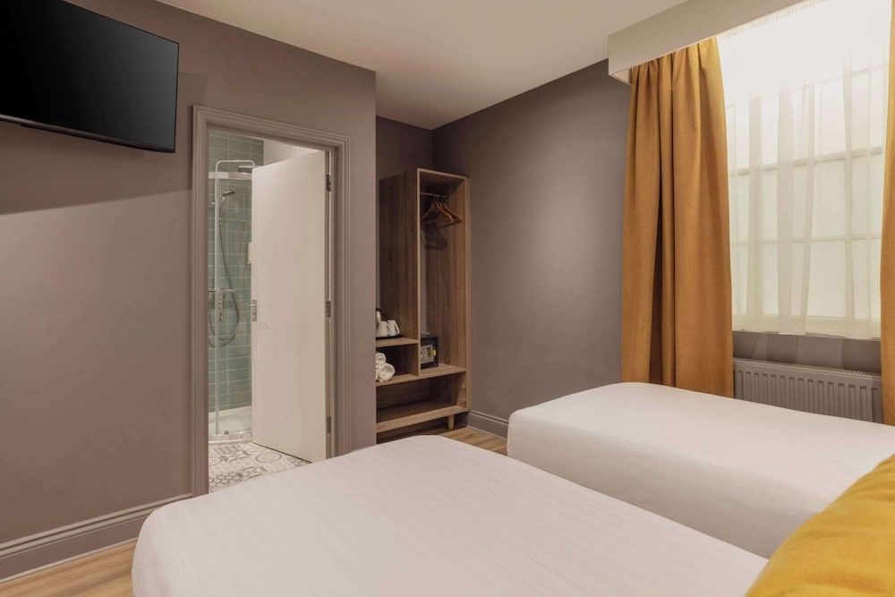 Comfort Inn Victoria Standard Twin Room 6