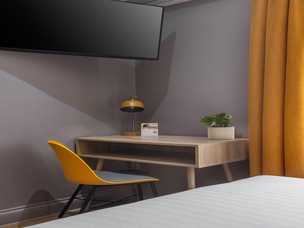 Comfort Inn Victoria Standard Double Room 13