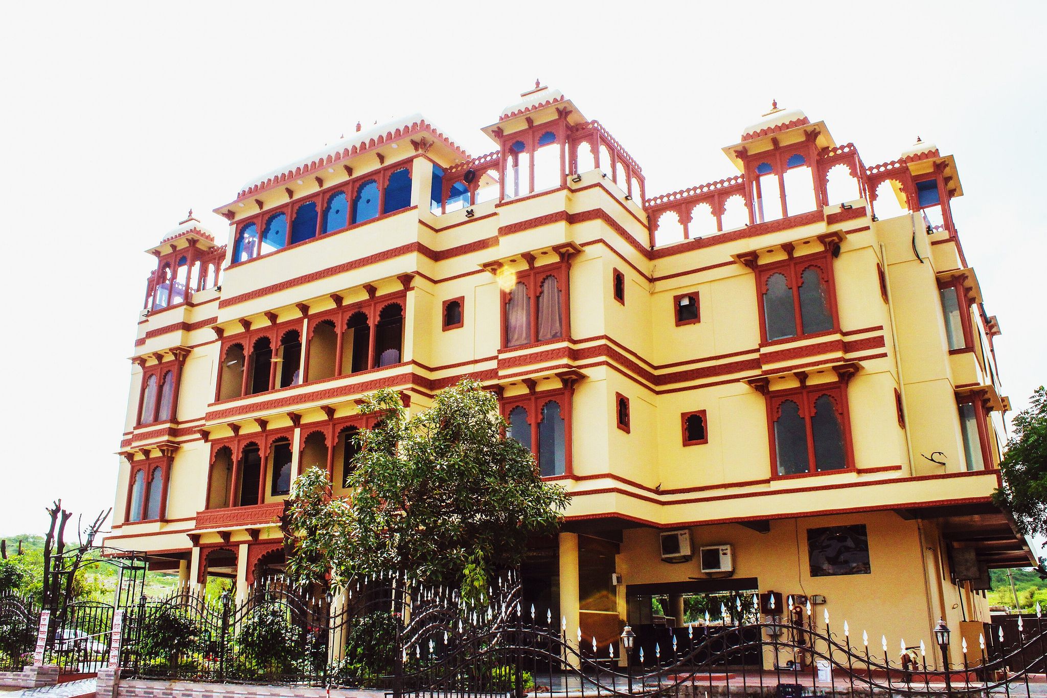 Hotel Charan Kamal