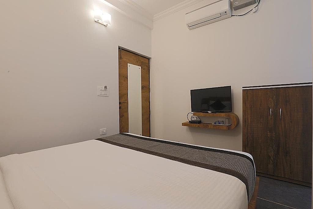 Harmal's Residency Deluxe Room 6