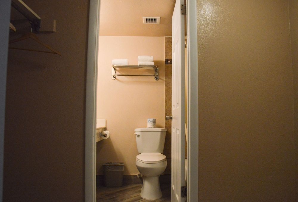 Hawaiian Inn Beach Resort Studio, 1 King Bed, Kitchen, Oceanfront 5