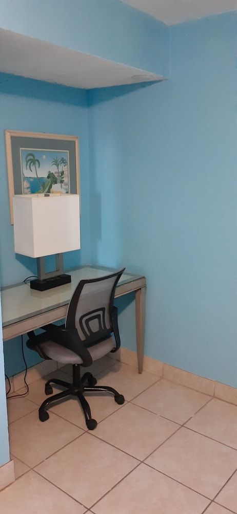 Hawaiian Inn Beach Resort Basic Suite 3