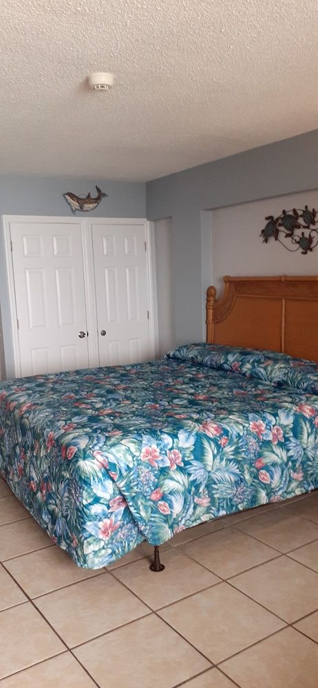 Hawaiian Inn Beach Resort Studio, 1 King Bed, Kitchen, Oceanfront 4