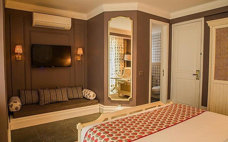 Red Thread Calangute Deluxe with Balcony 7