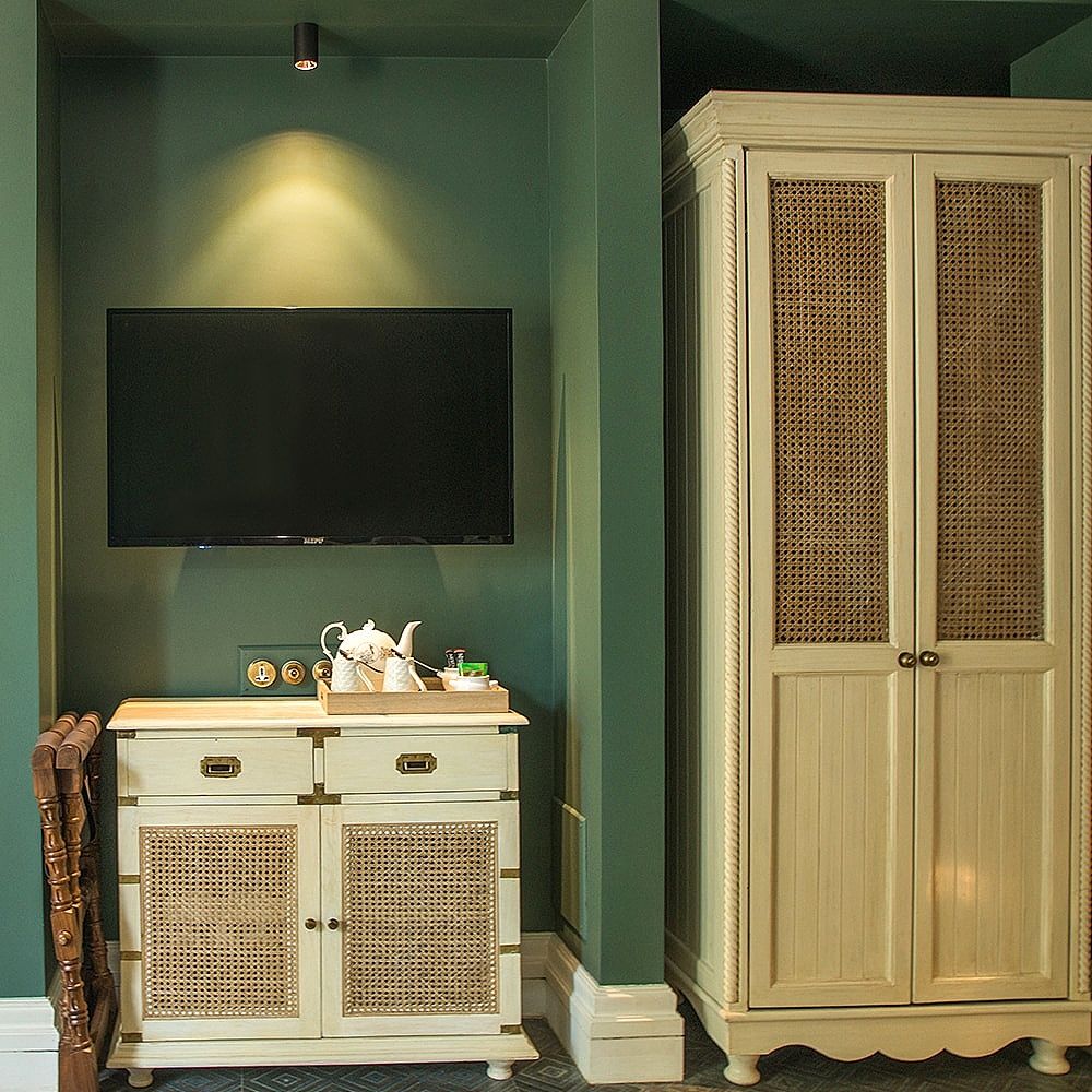 Red Thread Calangute Executive 8