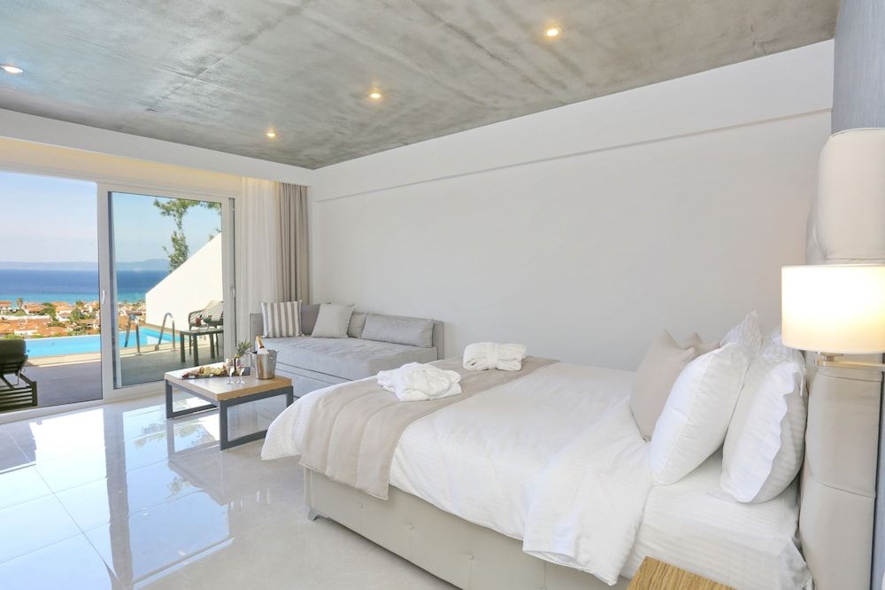 Deluxe Junior Suite (Panoramic Sea view with heated private pool)