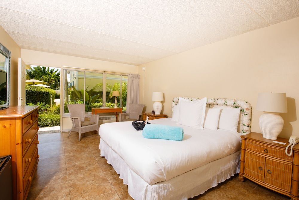 Naples Garden Inn Deluxe Room, 1 King Bed 2