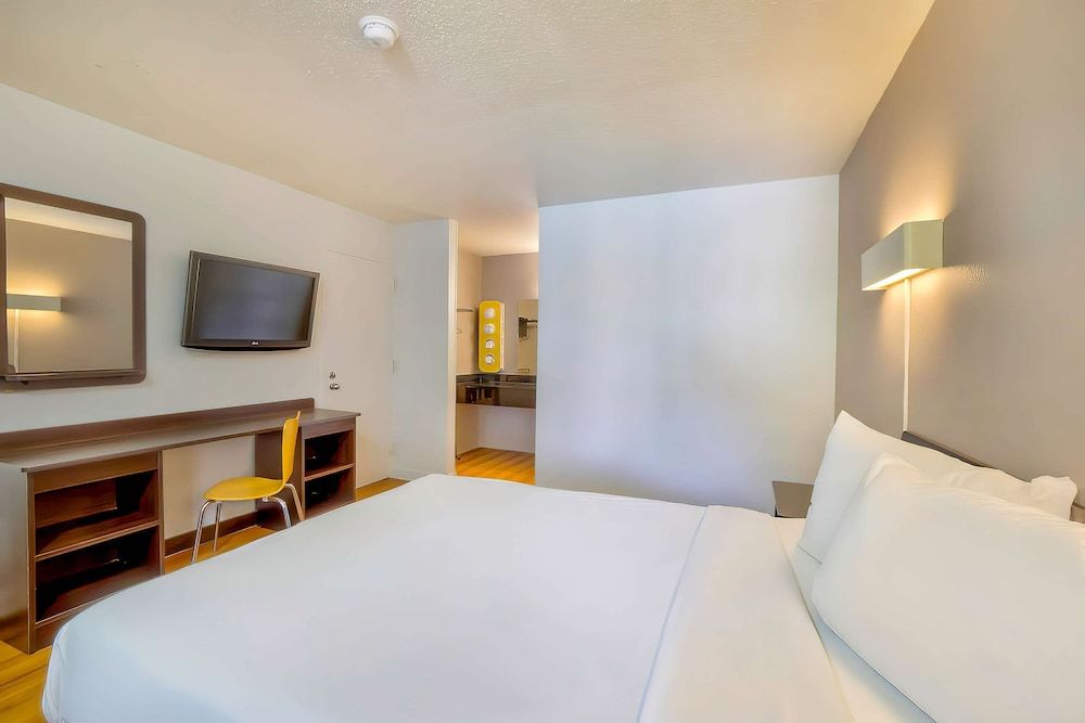 Deluxe Room, 1 Queen Bed, Accessible, Non Smoking