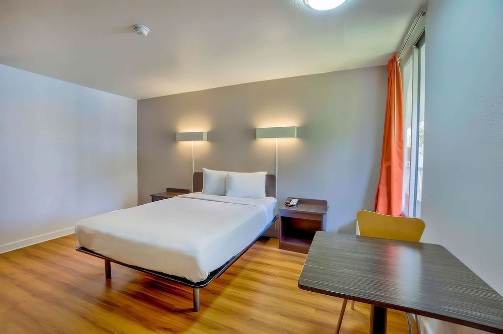 Deluxe Room, 1 Queen Bed, Non Smoking, Refrigerator