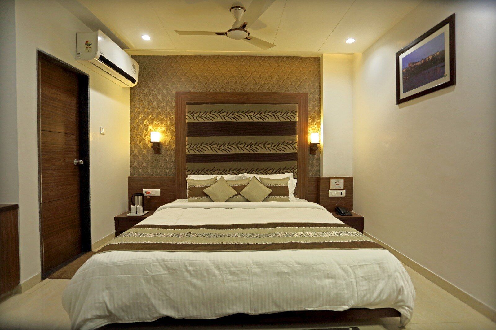 Hotel The Grand Vaibhav Comfort Room (Twin Bed Large Size Room)