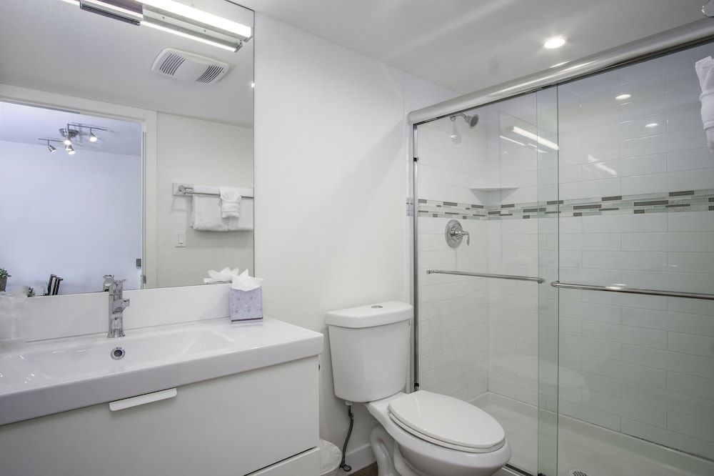 Skipjack Resort & Marina Deluxe 1 Bedroom King Suite with Balcony 4