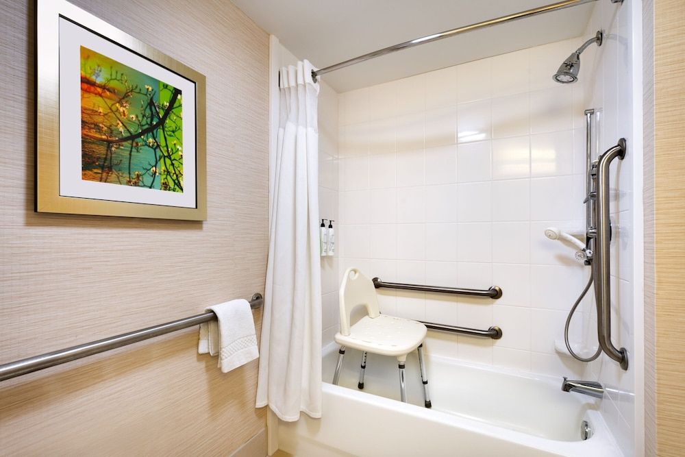 Room, 1 King Bed, Non Smoking (Mobility/Hearing Accessible, Tub)