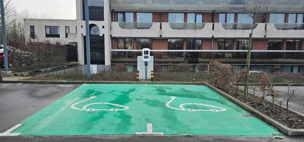 Electric vehicle charging station