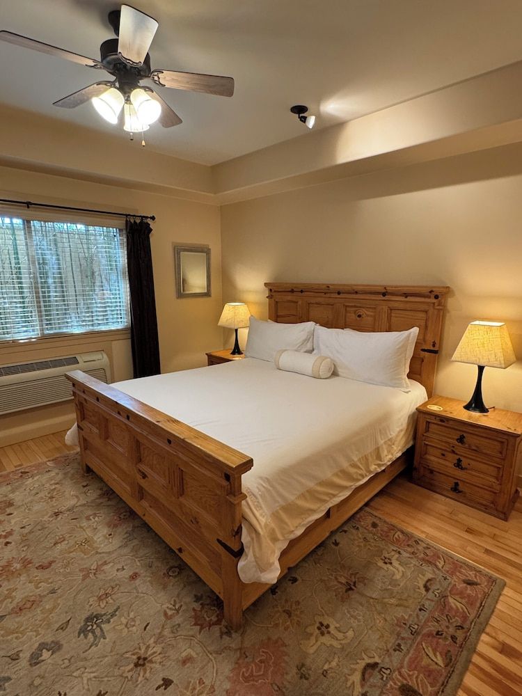 Blue Iguana Inn Deluxe King Suite